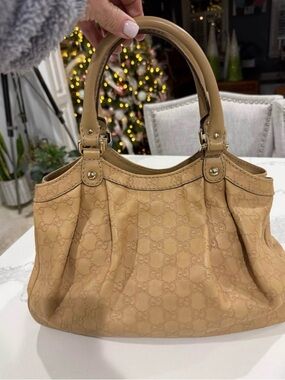 🤎 Gucci GG Embossed Leather Sukey Tote – Tan Beige Shoulder Bag
